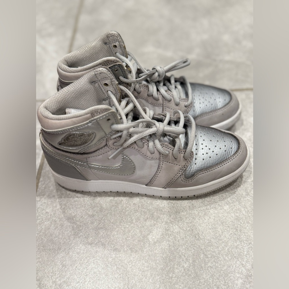 Grade School Air Jordan 1 High Tops in Silver “Japan Neutral Grey”in GS Size 5.5